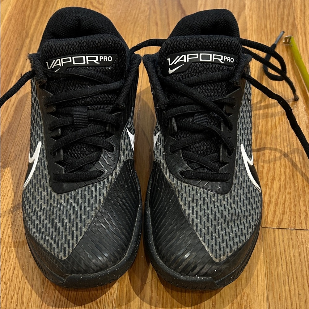 Women’s Nike Vapor Pro tennis court shoes, size 6